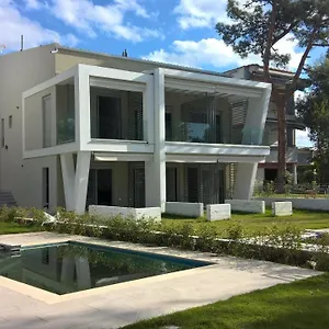 https://divine-luxury-apartments.hotelschalkidiki.net